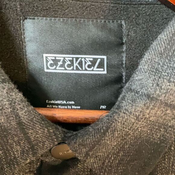 Ezekiel Grey and Black Buffalo Plaid Flannel Snap Up Shacket, Medium. Pockets! - Picture 3 of 13
